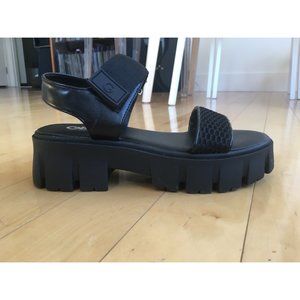 *BRAND NEW* GBG Los Angeles Platform Black Sandals 7M